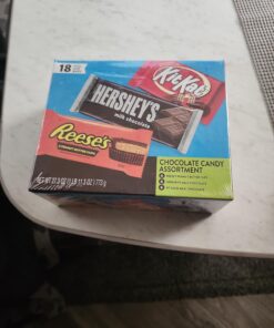 HERSHEY'S, KIT KAT and REESE'S Assorted Milk Chocolate, Christmas Candy Variety Box, 27.3 oz (18 Count) 35 71mCfKZeI5L
