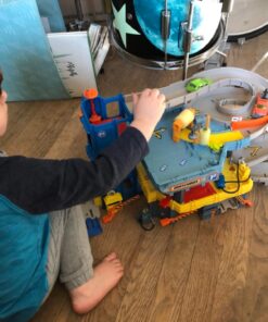 Matchbox Cars Playset, 4-Level Toy Garage & Tow Truck in 1:64 Scale, Kid-Powered Elevator, Car Repair Station & Spiral Ramp 29 71mhZLMmSbL