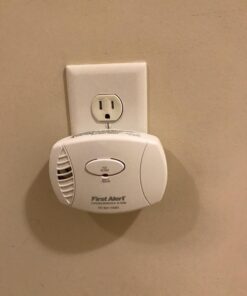 First Alert CO605 Plug-In Carbon Monoxide Detector with Battery Backup , White 1-Pack Alarm 32 71pl3sZBqGL