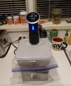 Rubbermaid Commercial Products Space Saving Food Storage Container, 8-Quart, Clear,-40 F to 121 F Temperature Range, Best use for Restaurant Kitchens/Wet and Dry Food/Meats/Pasta ,Lid not included 8 Qt. 18 71qRd08UKL