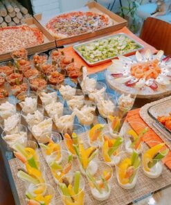 Party Essentials 9 oz Disposable Party Cups, Old Fashioned Tumblers, Cocktail Wine Glasses for Home, Picnic, Wedding, Birthday, 100 Count (Pack of 1), Clear, Hard Plastic 100 Count (Pack of 1) 25 71yokKn x2L