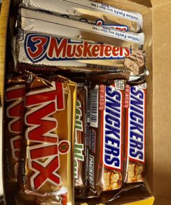 Mars SNICKERS, TWIX, 3 MUSKETEERS & MILKY WAY Full Size Christmas Candy Chocolate Bar Variety Box, 18 ct Bulk Candy 18 Count (Pack of 1) 31 816GxahsJ0L