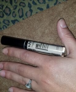 NYX PROFESSIONAL MAKEUP HD Studio Photogenic Concealer Wand, Medium Coverage - Beige 04 BEIGE 0.11 Ounce (Pack of 1) 32 817JXjssH6L