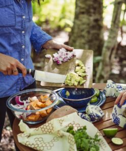 Bee's Wrap Reusable Beeswax Food Wraps Made in the USA, Eco Friendly Beeswax Food Wrap, Sustainable Food Storage Containers, Organic Cotton Food Wraps, Assorted 3 Pack (S, M, L), Bees + Bears Pattern 15 81CDCLnaDL