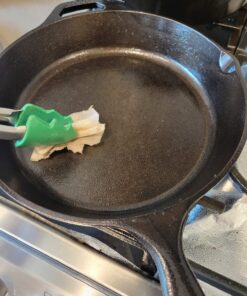 Lodge 10.25 Inch Cast Iron Pre-Seasoned Skillet – Signature Teardrop Handle - Use in the Oven, on the Stove, on the Grill, or Over a Campfire, Black 102 81FKVJpEBL