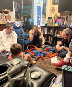 Hot Wheels Track Set with 1:64 Scale Toy Car, 4 Intersections for Crashing, Powered by a Motorized Booster, Criss-Cross Crash Track (Amazon Exclusive) 27 81GMkESzTPL