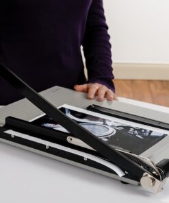 Dahle 15e Vantage Paper Trimmer, 15" Cut Length, 15 Sheet, Automatic Clamp, Adjustable Guide, Metal Base with 1/2" Gridlines, Guillotine Paper Cutter Cut Length: 15" 30 81JyIHT2VeL