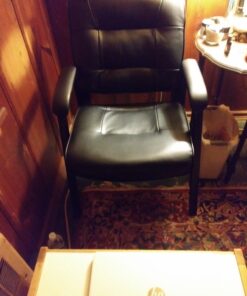 Amazon Basics Classic Faux Leather Office Desk Guest Chair with Metal Frame, Black, 27.4D x 23.6W x 35.8H in 39 81LMDCSoYRL