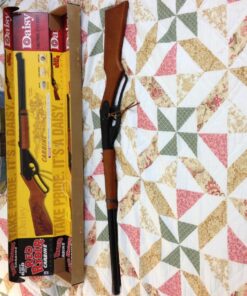 Daisy Outdoor Products Model 1938 Red Ryder BB Gun, Wood Grain, Overall Length: 35.4 Inch 32 81MJtsrNFoL