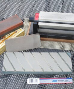 Norton 69936687444 Flattening Stone With Diagonal Grooves For Waterstones, Coarse Grit Silicon Carbide Abrasive, Superbly Flat With Hard Bond, Plastic Case, 9" x 3" x 3/4" 16 81PvVFxLziL