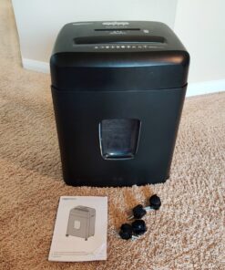 Amazon Basics 15 Sheet - New model Cross Cut Paper and Credit Card CD Shredder With 6 Gallon Bin, Black 57 81VM29TZsL