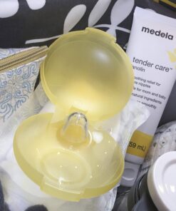 Medela Contact Nipple Shield for Breastfeeding, 24mm Medium Nippleshield, For Latch Difficulties or Flat or Inverted Nipples, 2 Count with Carrying Case, Made Without BPA Shields with Case 2 Count (Pack of 1) 18 81Wg2Wp ibL