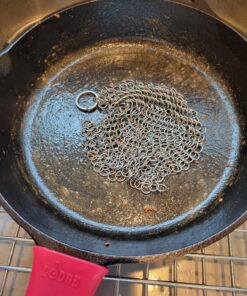 Lodge 10.25 Inch Cast Iron Pre-Seasoned Skillet – Signature Teardrop Handle - Use in the Oven, on the Stove, on the Grill, or Over a Campfire, Black 107 81Xfk8b2ohL