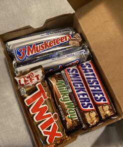 Mars SNICKERS, TWIX, 3 MUSKETEERS & MILKY WAY Full Size Christmas Candy Chocolate Bar Variety Box, 18 ct Bulk Candy 18 Count (Pack of 1) 44 81ZzF7VS1wL