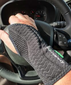 Mueller Sports Medicine Green Fitted Wrist Brace for Men and Women, Support and Compression for Carpal Tunnel Syndrome, Tendinitis, and Arthritis, Black Right Small/Medium (Pack of 1) 42 81bdtbEWozL