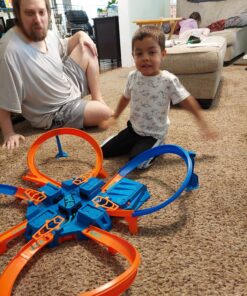 Hot Wheels Track Set with 1:64 Scale Toy Car, 4 Intersections for Crashing, Powered by a Motorized Booster, Criss-Cross Crash Track (Amazon Exclusive) 22 81hAf5jcz2L