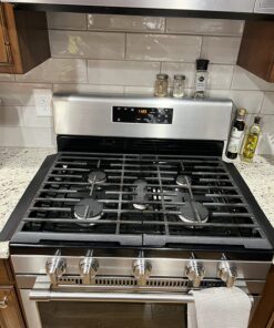 Linda’s Essentials Silicone Stove Gap Covers (2 Pack), Heat Resistant Oven Gap Filler Seals Gaps Between Stovetop and Counter, Easy to Clean Stove Gap Guard (21 Inches, Black) 21 Inches 49 81kgdnYZaML