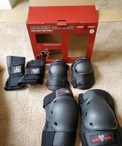 Triple Eight Saver Series Pad Set with Kneesavers, Elbowsavers and Wristsavers Black Large 32 81mwqzEcJOL