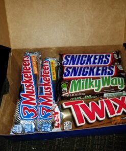Mars SNICKERS, TWIX, 3 MUSKETEERS & MILKY WAY Full Size Christmas Candy Chocolate Bar Variety Box, 18 ct Bulk Candy 18 Count (Pack of 1) 43 81pXVKs5EEL