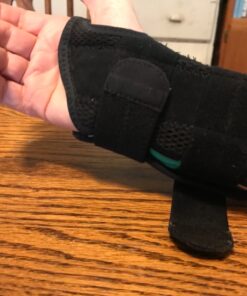 Mueller Sports Medicine Green Fitted Wrist Brace for Men and Women, Support and Compression for Carpal Tunnel Syndrome, Tendinitis, and Arthritis, Black Right Small/Medium (Pack of 1) 43 81peQMAz5NL