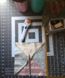 Fiskars Rotary Cutter 3-Piece Set - 45mm Stick Rotary Cutter for Fabric, Cutting Mat, and Sewing Ruler - Craft Supplies - Gray Cutting Mat + Rotary Cutter Set Standard 3-Piece 41 91qrWneniKL