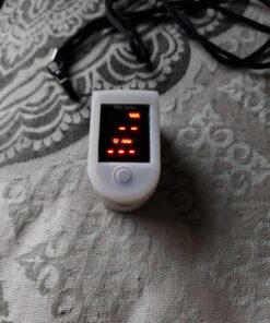 Zacurate Pro Series 500DL Fingertip Pulse Oximeter Blood Oxygen Saturation Monitor with Silicone Cover, Batteries and Lanyard (Royal Black) 44 A1YTfghx6EL