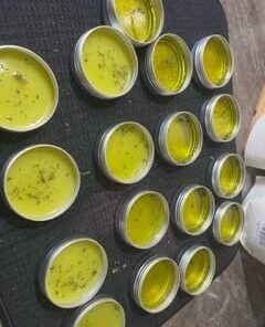 JOYWENG 24 Pack (2 Oz/60ml) Screw Top Round Aluminum Tin Cans, Metal Tin Storage Jar Containers with Screw Cap for Lip Balm, Cosmetic, Candles, Salve, Make Up, Eye Shadow, Powder, Tea 30 311YchOPLML