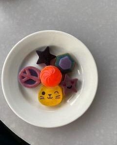 Make Your Own Soap (Klutz Activity Kit) for 72 months to 180 months includes blocks of clear soap base (20) 50 31WE MlStL