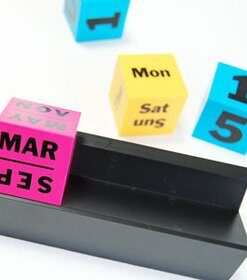 arteum – Perpetual Calendar, Cubes (Colors) – Multicolor multicolored 8 31wZGSHj BL