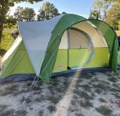 Coleman Montana Camping Tent, 6/8 Person Family Tent with Included Rainfly, Carry Bag, and Spacious Interior, Fits Multiple Queen Airbeds and Sets Up in 15 Minutes Green 8-Person 44 41B9hLDZwsL