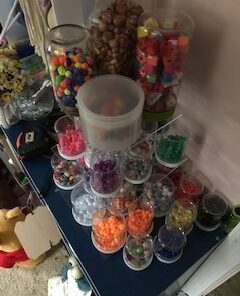 YestBuy 3 Tier Cupcake Stand, Cake Stand, Acrylic Cupcake Tower Stand, Premium Cupcake Holder for 28 Cupcakes, Display for Pastry Wedding Birthday Party (4" Between 2 Layers) 3 Tier Square (4" between 2 layers) Clear 30 41E28XKwfL