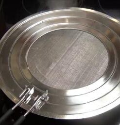 Dishwasher-Safe Splatter Screen Splash Guard for Kitchen Frying Pan Grease - Shields 99% of Stove Top from Bacon, Oil, or Deep Fryer - Easy to Clean or Store - Foldable Heat-Resistant Silicone Handle 40 41RjNESf8mL
