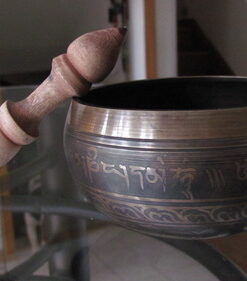 DharmaObjects Tibetan Meditation Om Mani Padme Hum Peace Singing Bowl With Mallet Small Black 19 51mQO9XL47L