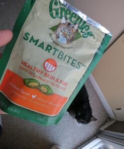 FELINE GREENIES SMARTBITES Skin & Fur Crunchy and Soft Natural Cat Treats, Chicken Flavor, 2.1 oz. Pack 2.1 Ounce (Pack of 1) 41 61EX8xXPXiL 2