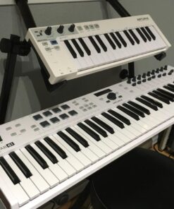 On-Stage KSA7500 Universal Second Tier for X-Style Keyboard Stand (for Stacking Keyboards, Electric Pianos, Synths, and Organs, 60 lb Capacity, Adjustable, Nonslip Arms and Feet, Metal, Black) 35 61EjlJTJuDL