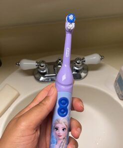Oral-B Kids Battery Power Electric Toothbrush Featuring Disney's Frozen for Children and Toddlers age 3+, Soft (Characters May Vary) Multi 1 Count (Pack of 1) 38 61PMZ5j6khL