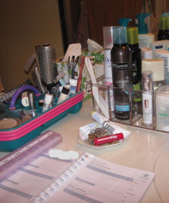 STORi 5-Compartment Clear Plastic Organizer | Rectangular Divided Makeup and Vanity Storage Bin and Office Desk Caddy | Scalloped Wall Design | Made in USA 53 61UyTahudBL