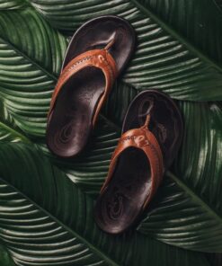 OLUKAI Mea Ola Men's Beach Sandals, Premium Leather Flip-Flop Slides, Compression Molded Footbed & Comfort Fit, Laser-Etched Design 11 Tan/Dk Java 15 61l 13bKRqL 1