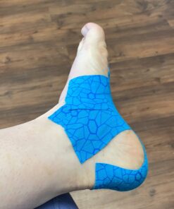 THERABAND Kinesiology Tape, Waterproof Physio Tape for Pain Relief, Muscle & Joint Support, Standard Roll with XactStretch Application Indicators, 2 Inch x 16.4 Foot Roll, Blue/Blue Pack of 1 19 61ov3Fo0BSL