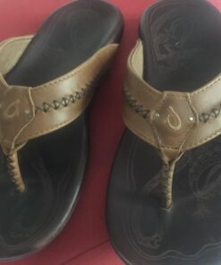 OLUKAI Mea Ola Men's Beach Sandals, Premium Leather Flip-Flop Slides, Compression Molded Footbed & Comfort Fit, Laser-Etched Design 10 Tan/Dk Java 17 71 VJlvcLEL