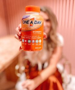 One A Day Women’s Multivitamin, Supplement with Vitamin A, Vitamin C, Vitamin D, Vitamin E and Zinc for Immune Health Support, B12, Biotin, Calcium & More, Tablet, 100 count 34 714lTdxhbUL