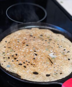 Lodge Cast Iron Round Griddle with Red Silicone Hot Handle Holder, 10.5-inch Round Griddle Bundle 24 716F5K1RDxL