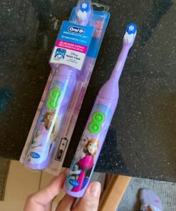 Oral-B Kids Battery Power Electric Toothbrush Featuring Disney's Frozen for Children and Toddlers age 3+, Soft (Characters May Vary) Multi 1 Count (Pack of 1) 44 716eDeNmKNL