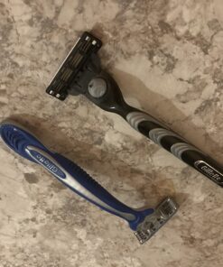 Gillette Sensor3 Comfort Disposable Razors for Men, 8 Count, Lubrastrip Glides Easily Over Your Skin Sensor3 Comfort (8ct) 44 7183cYccRUL