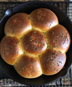 Lodge 8 Inch Cast Iron Pre-Seasoned Skillet – Signature Teardrop Handle - Use in the Oven, on the Stove, on the Grill, or Over a Campfire, Black 44 71FpLBVmPYL