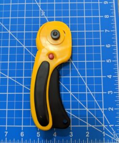 OLFA 45mm Ergonomic Rotary Cutter (RTY-2/DX) - Rotary Fabric Cutter w/ Blade Cover & Squeeze Trigger for Quilting, Sewing, Crafts, Replacement Blade: OLFA RB45-1H 50 71KLAOqj0TL
