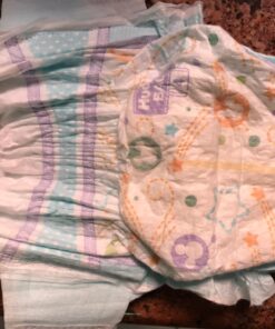 HUGGIES LITTLE MOVERS Active Baby Diapers, Size 4 (fits 22-37 lb.), 152 Ct, ECONOMY PLUS (Packaging May Vary) 35 71LunoWH4zL