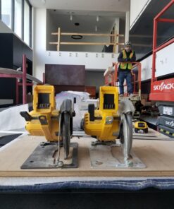 DEWALT 20V MAX 7-1/4-Inch Circular Saw with Brake, Tool Only, Cordless (DCS570B) Circular Saw Only 45 71RKjbXh9WL