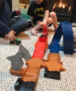 Fisher-Price Nickelodeon Blaze and the Monster Machines Monster Dome racetrack playset with stunt track and character trucks for preschool kids 34 71SBDGTmuEL