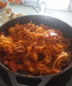 Lodge 10 Inch Cast Iron Chef Skillet. Pre-Seasoned Cast Iron Pan with Sloped Edges for Sautes and Stir Fry. 10" 42 71UtJRXNZDL